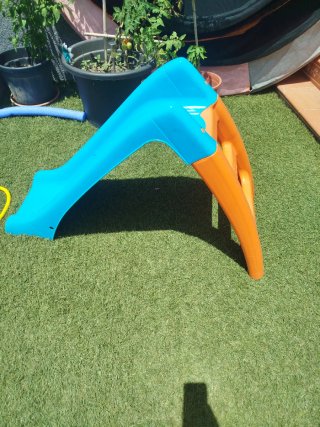 Tobogán infantil azul y naranja