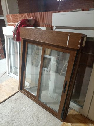 Ventana aluminio ISOXA Roble con persiana