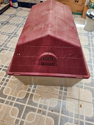 Caseta para perro beige y roja