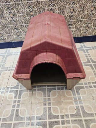Caseta para perro beige y roja