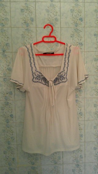 Blusa blanca bordada azul