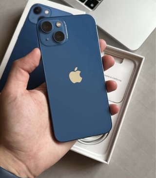 iPhone 13 Azul y cable ( sin adaptador) casi nuevo