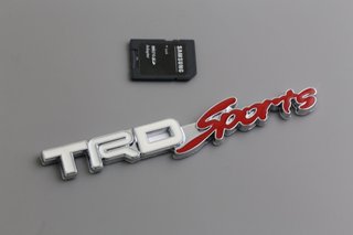EMBLEMA TRD SPORTS TOYOTA BLANCO Y ROJO
