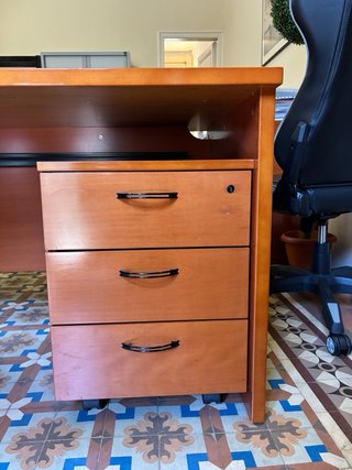 Mesa de despacho de madera