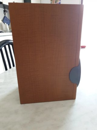Cassa acustica marrone e grigia