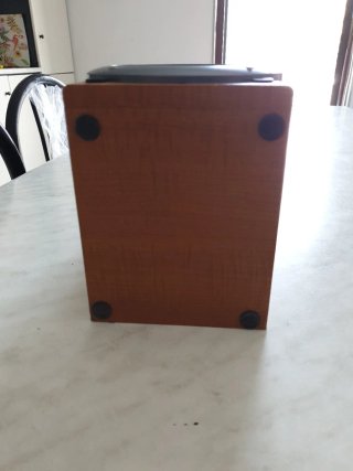 Cassa acustica marrone e grigia