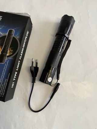 Linterna Táctica Multifunción BL-101 con Luz LED P
