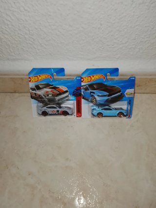 2 Hot Wheels Mustang