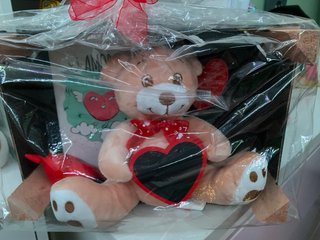 Oso de peluche con corazón y lampara