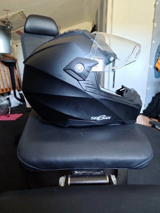 Casco de moto negro