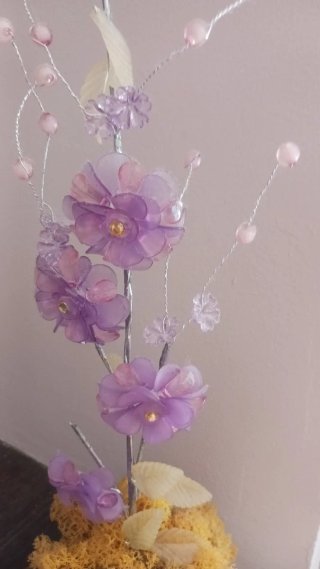 Centro de flores moradas y amarillas