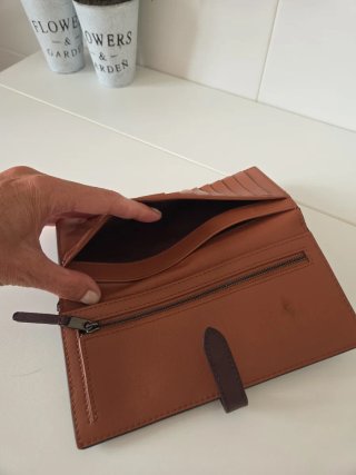 Cartera de piel Massimo Dutti.