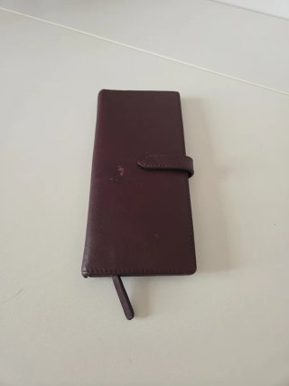 Cartera de piel Massimo Dutti.