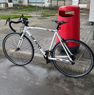 Bicicleta de carretera Hiland blanca