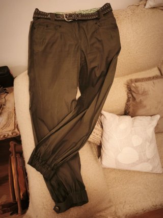 Pantalón bombacho verde con cinturón