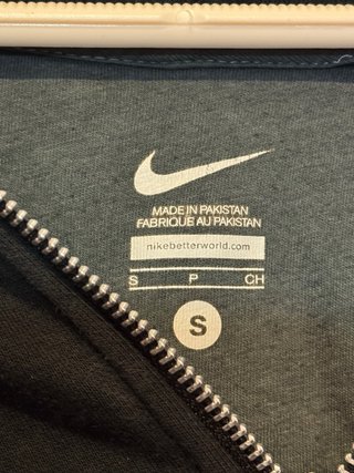 Sudadera Nike con cremallera y logo