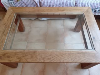 Mesa baja de madera y cristal