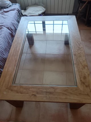Mesa baja de madera y cristal
