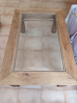 Mesa baja de madera y cristal