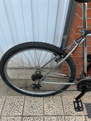 Bicicleta de montaña plateada y amarilla Hook