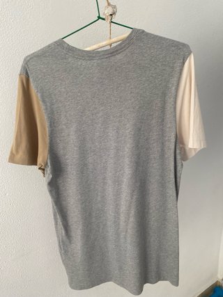 Camiseta Nike gris y beige