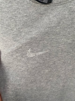 Camiseta Nike gris y beige