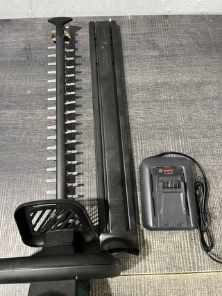 Cortasetos inalámbrico Bosch UniversalHedgeCut 18V