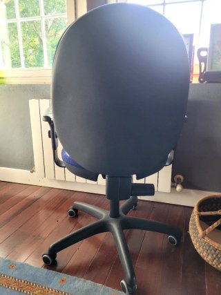 Silla de oficina azul y negra