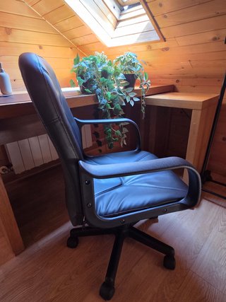 Silla de oficina negra con reposabrazos