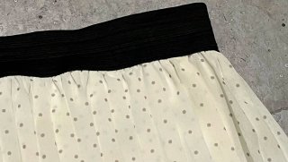 Falda plisada lunares blanca