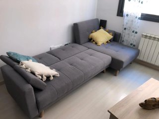 Sofá modular gris con cojines