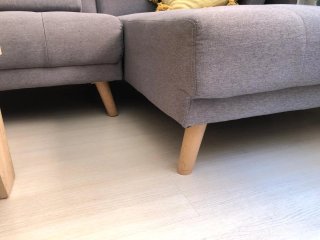 Sofá modular gris con cojines