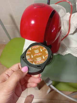 Cafetera Dolce Gusto Roja más guarda capsulas.