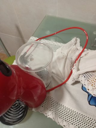 Cafetera Dolce Gusto Roja más guarda capsulas.