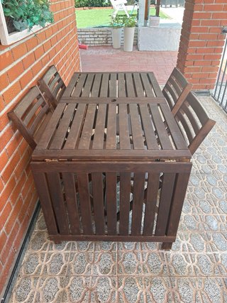Mesa y sillas de jardín de madera