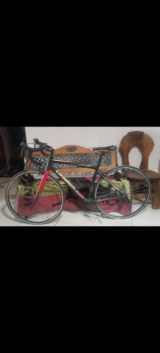 Bicicleta de Carrera Orbea Negra y Roja