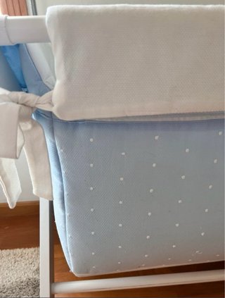 Minicuna bebé azul con puntos blancos