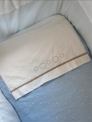 Minicuna bebé azul con puntos blancos