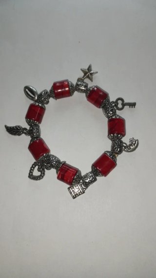 Pulsera artesanal con dijes