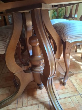 Mesa de comedor y 6 sillas de madera.