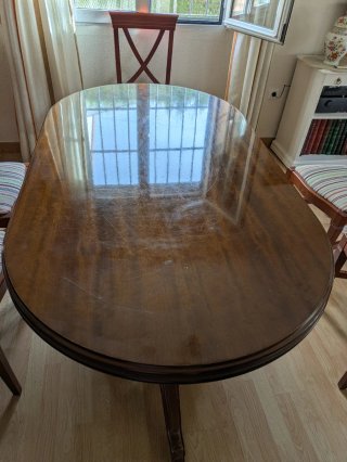 Mesa de comedor ovalada de madera. Extensible.