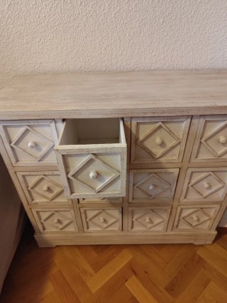 Cómoda de madera beige y blanca