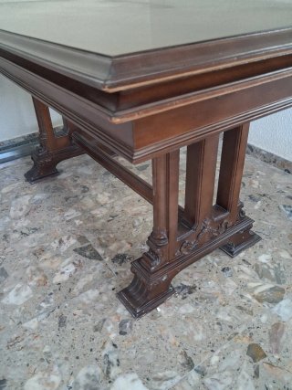 Mesa de comedor de madera. En Elda