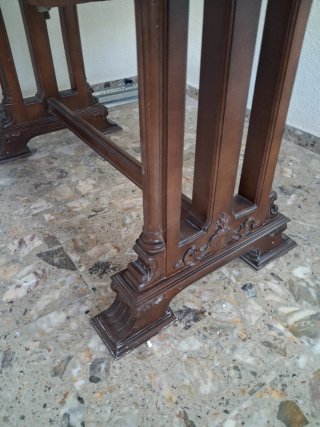 Mesa de comedor de madera. En Elda