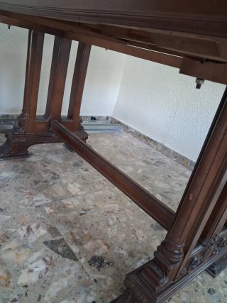 Mesa de comedor de madera. En Elda