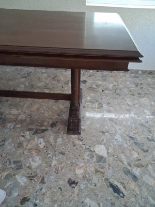 Mesa de comedor de madera. En Elda