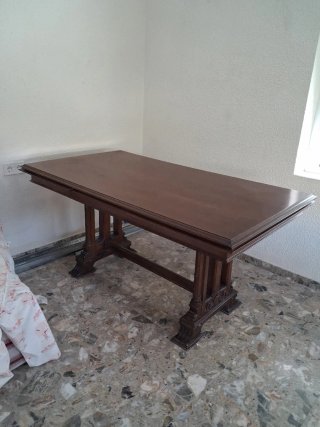 Mesa de comedor de madera. En Elda
