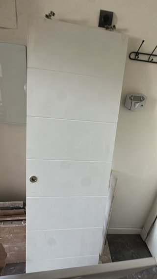 Puerta corredera blanca moderna