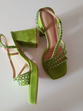 Sandalias tacón verde con pedrería