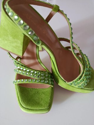 Sandalias tacón verde con pedrería